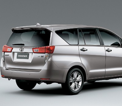 Góc đuôi xe Innova