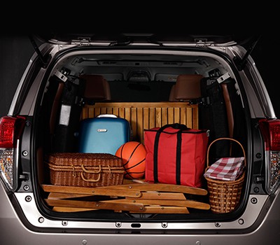 Khoang hành lý xe Innova