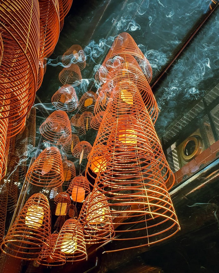 Hàng chục nén nhang khói tỏa nghi ngút tạo điểm nhấn độc đáo.