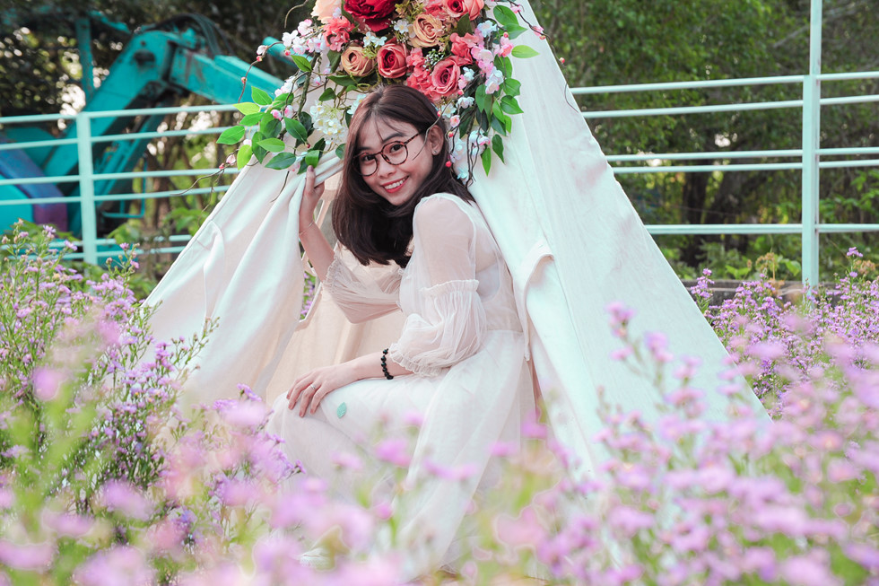 Du khách chụp hình với chiếc lều nhỏ trong vườn thạch thảo Du khách chụp hình với chiếc lều nhỏ trong vườn thạch thảo