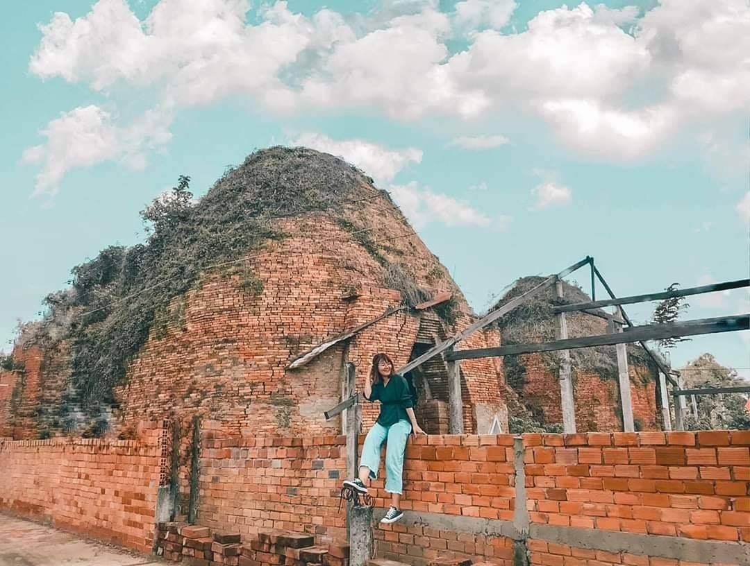 Vương quốc gạch đỏ Mang Thít Vương quốc gạch đỏ Mang Thít