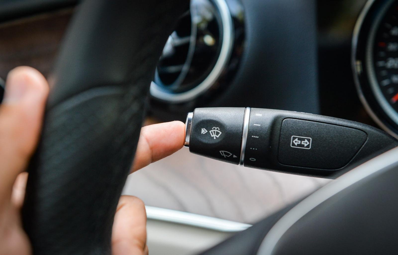 day-tre-ky-nang-tu-thoat-hiem-khi-bi-bo-quen-trong-xe-oto-3 day-tre-ky-nang-tu-thoat-hiem-khi-bi-bo-quen-trong-xe-oto-3