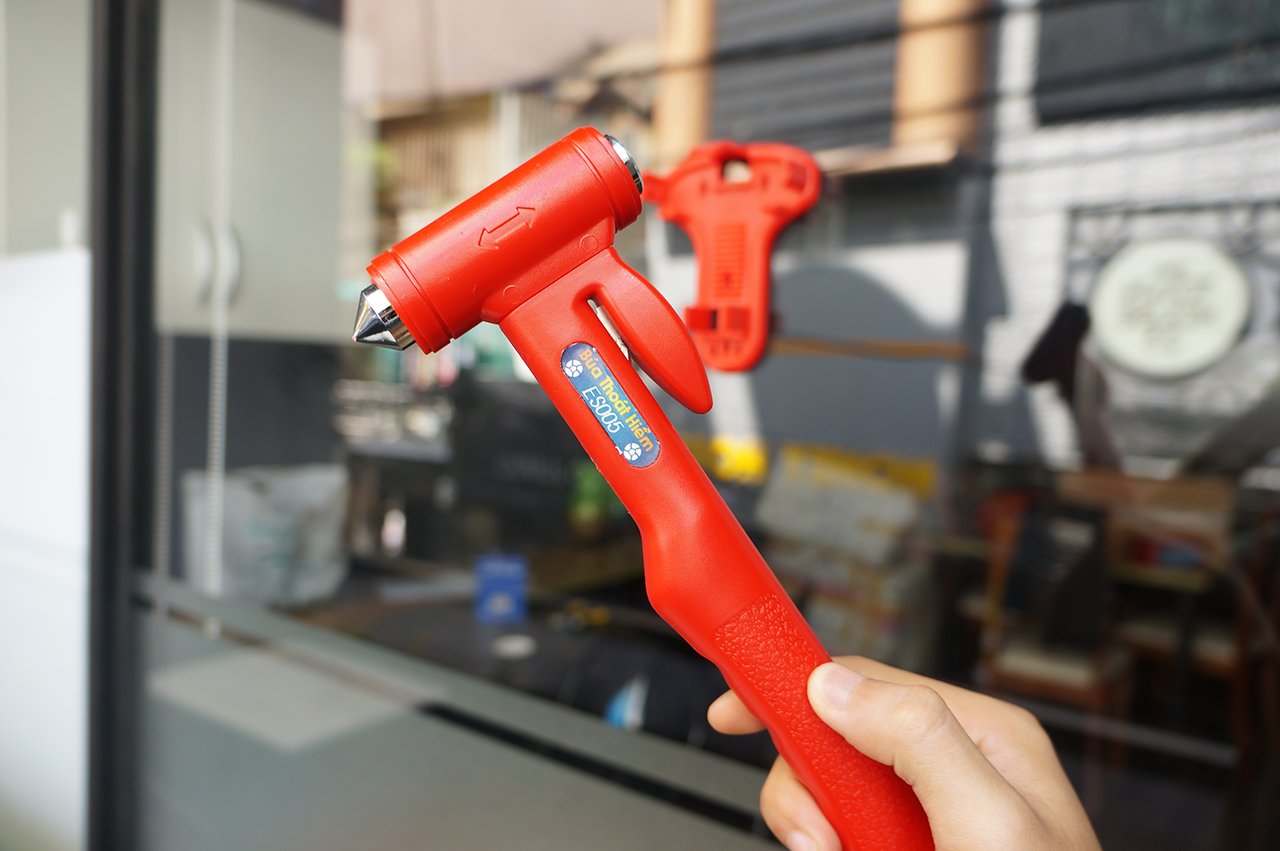 day-tre-ky-nang-tu-thoat-hiem-khi-bi-bo-quen-trong-xe-oto-4 day-tre-ky-nang-tu-thoat-hiem-khi-bi-bo-quen-trong-xe-oto-4