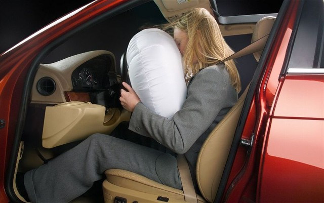 Có túi khí thì không cần cài dây an toàn Có túi khí thì không cần cài dây an toàn