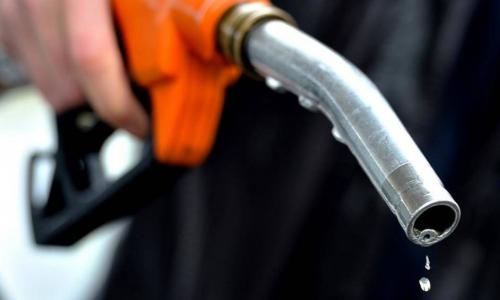 Để bình xăng ô tô quá cạn, sai lầm tai hại làm hỏng động cơ