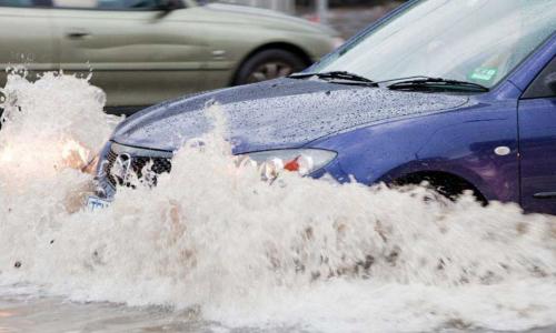 Những lưu ý khi lái xe vùng ngập nước và cách xử lý