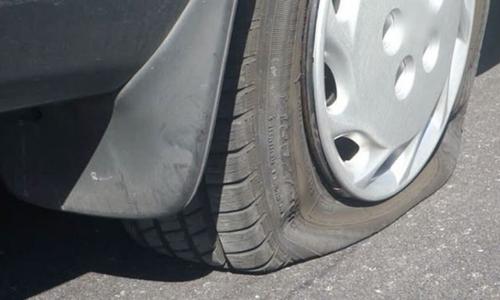 Ô tô nổ lốp bất ngờ, xử lý như thế nào?